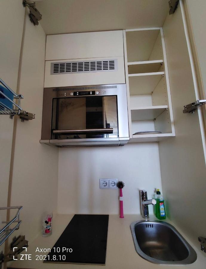 Sharing Studio Apartment With Me Мюнхен Экстерьер фото